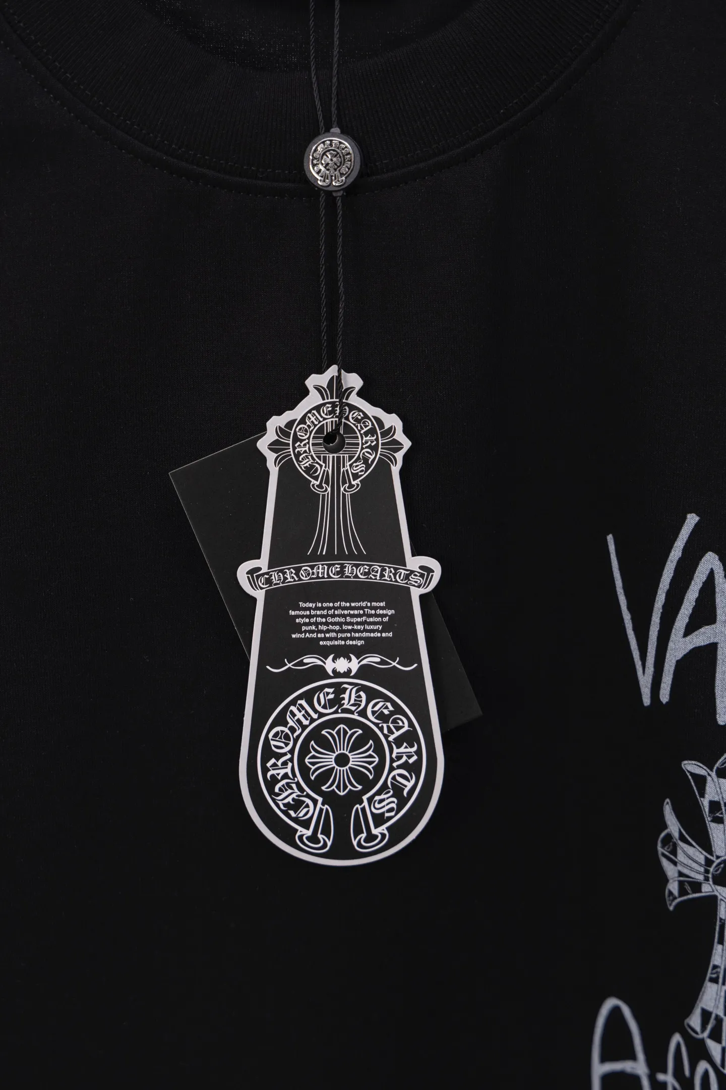 P170 Style No./F046 Chrome Hearts Chrome Hearts new vest T-shirt. The fabric is made of 280g high-quality long-staple cotton blend. It is soft and breathable while retaining the original support. Digital direct injection process is used on the front and back to restore the color of the pattern itself. Fabric: 280g. Version: loose T-shirt. Color: black and white.
